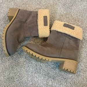 Women's Pull On Boots, Gray, Fur trim, Suede, 8, NWOT